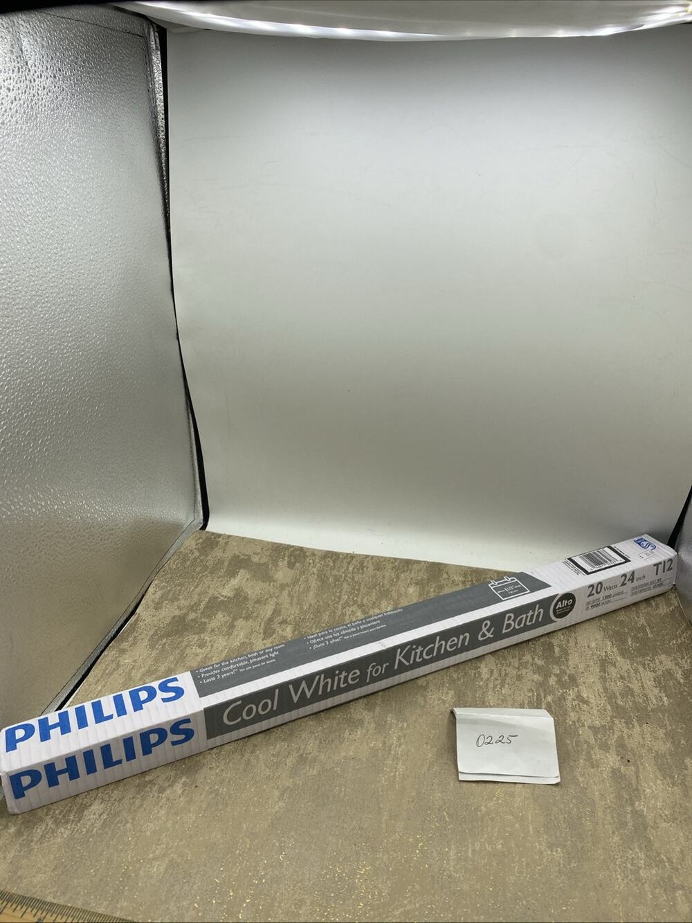 Philips F20T 12/Cool White Fluorescent 20 Watt Light Bulb For Kitchen/Bath 24”